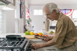 “Síndrome del té y tostadas”: especialista alerta sobre los riesgos de una mala alimentación en adultos mayores