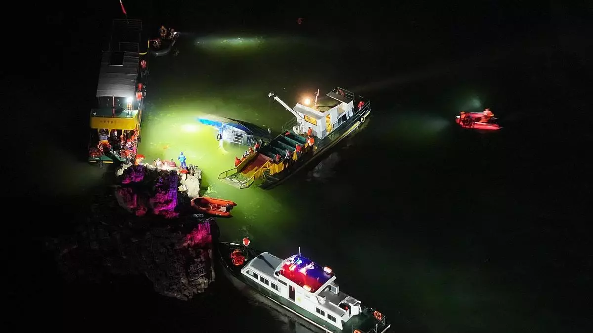 Al menos 10 muertos y 70 heridos tras naufragio de dos barcos turísticos en el suroeste de China