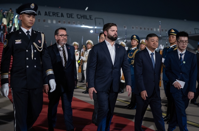 Presidente Boric aterriza en Beijing para iniciar visita de trabajo en China