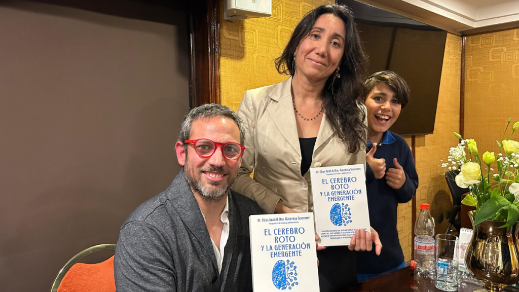 Doctores Elías Arab y Katerina Sommer presentan libro que alerta sobre el impacto de las pantallas en la infancia