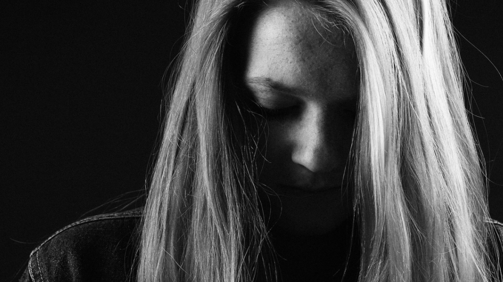 ¿Estamos tristes o enfermos? La peligrosa moda de medicalizar las emociones en Chile