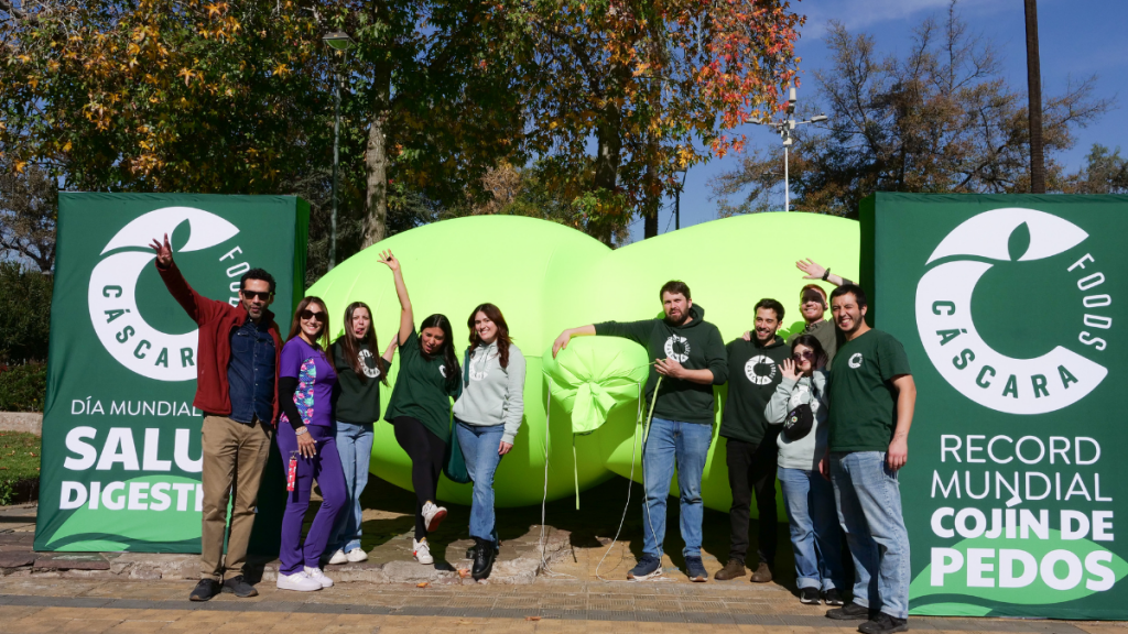 Día de la Salud Digestiva: el gigante cojín de pedos que sacudió Plaza Ñuñoa