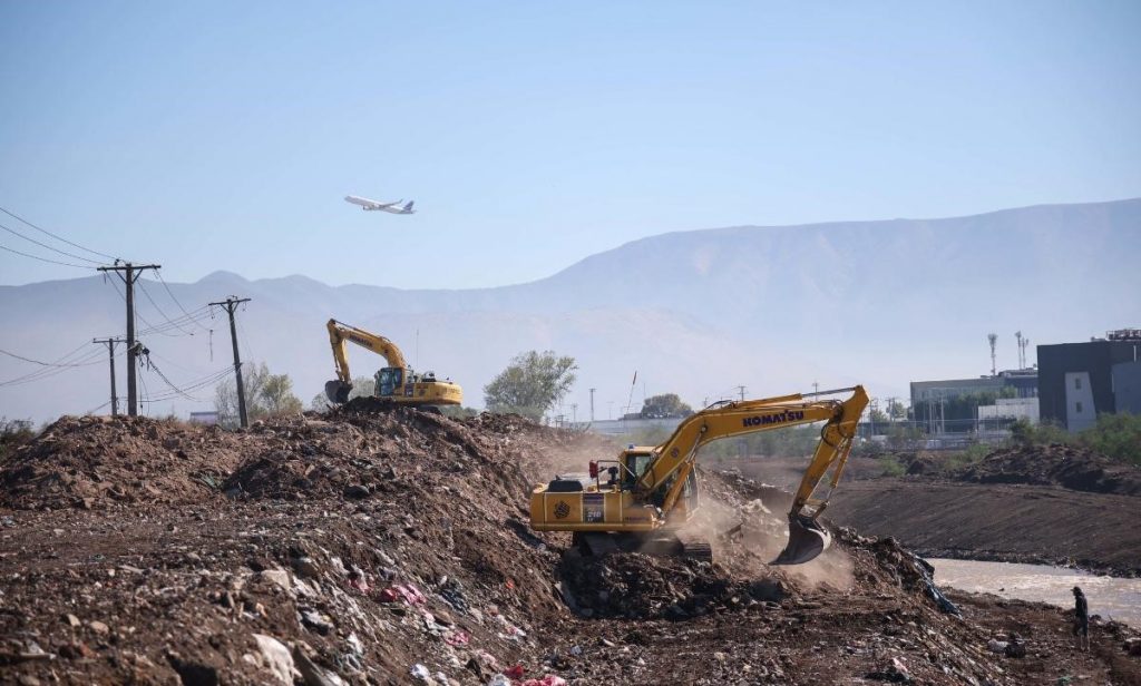 MOP retira más de 2.400 toneladas de basura del Río Mapocho en Pudahuel
