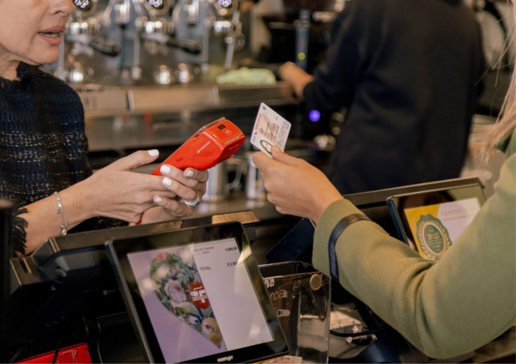 Ya se puede pagar con el carnet en comercios: Así funciona la innovación “Con Carnet”