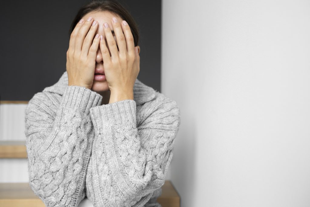 Qué es una crisis de pánico y cómo controlarla: síntomas, causas y consejos