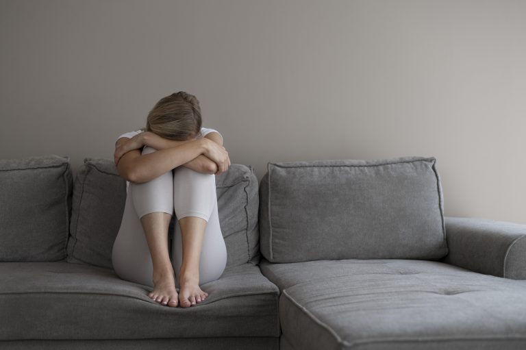 Tristeza, sueño y cansancio: las señales del trastorno que aumenta en otoño e invierno