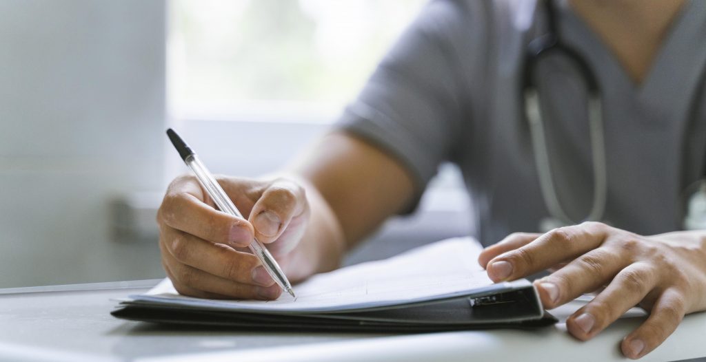 Licencias médicas falsas: 359 funcionarios arriesgan hasta 10 años de cárcel