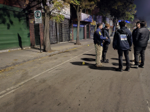 Hombre queda en riesgo vital tras ser baleado por un sujeto en bicicleta en Santiago