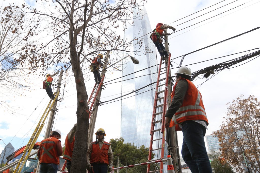 Enel refuerza operativos ante sistema frontal en la Región Metropolitana