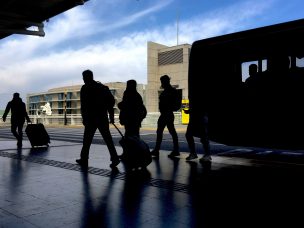 Británico de 80 años es detenido con 5.000 kilos de metanfetamina en el Aeropuerto de Santiago