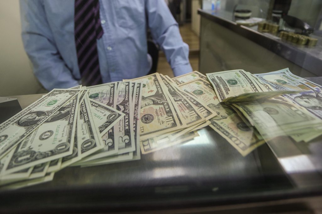 Indicadores económicos: Dólar supera los $930 y UF se mantiene al alza este viernes 13 de junio