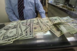 Indicadores económicos: Dólar supera los $930 y UF se mantiene al alza este viernes 13 de junio