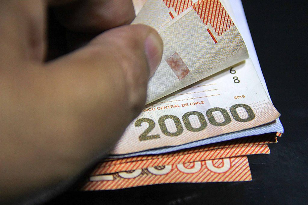 Se aprueba nueva alza al sueldo mínimo: Conoce cuánto subirá