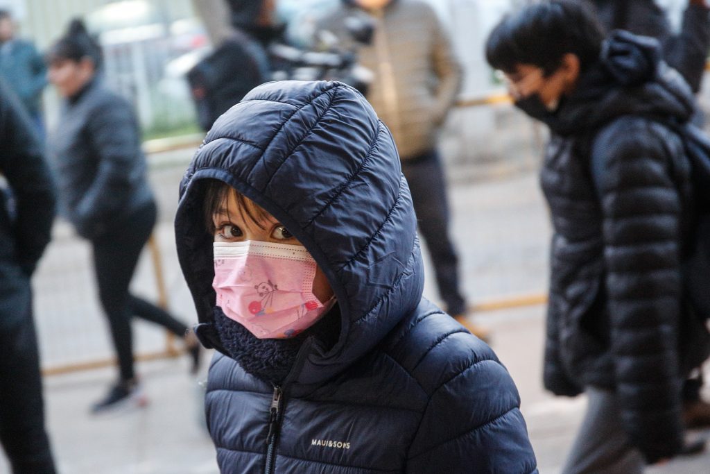 Protege a tus hijos en vacaciones de invierno: claves para evitar enfermedades respiratorias