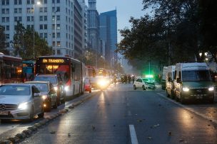 Pasajeros lesionados y conductores prófugos tras choque entre taxi colectivo y auto en Santiago