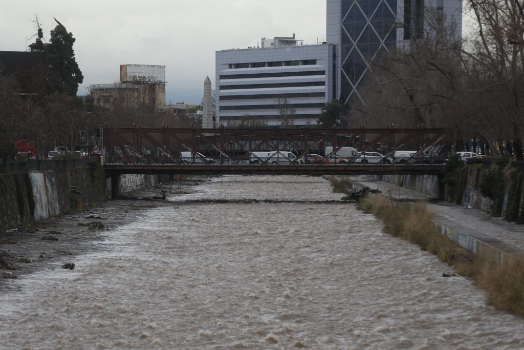 Hombre no vidente cae al Río Mapocho por falta de barandas de seguridad