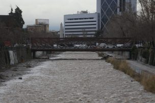 Hombre no vidente cae al Río Mapocho por falta de barandas de seguridad