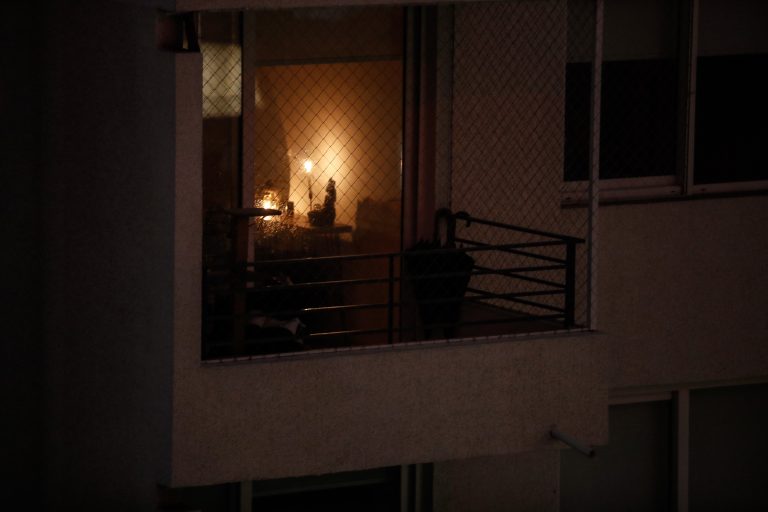 Más de 10 mil clientes siguen sin luz en la Región Metropolitana por sistema frontal