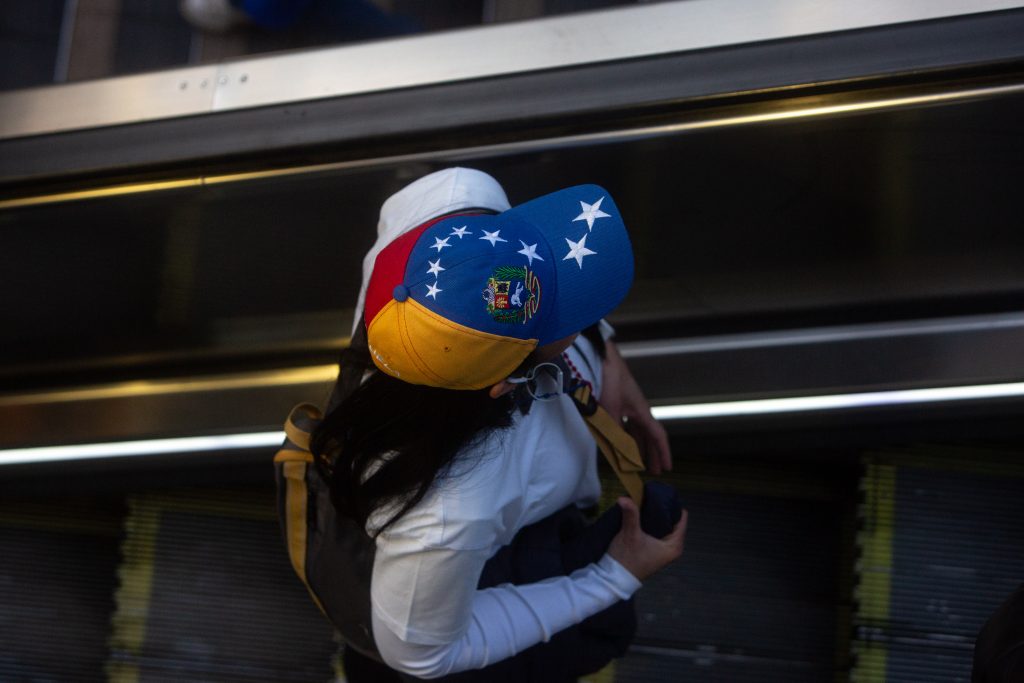 Venezuela emite alerta máxima de viaje a EE.UU. por “riesgos para migrantes”