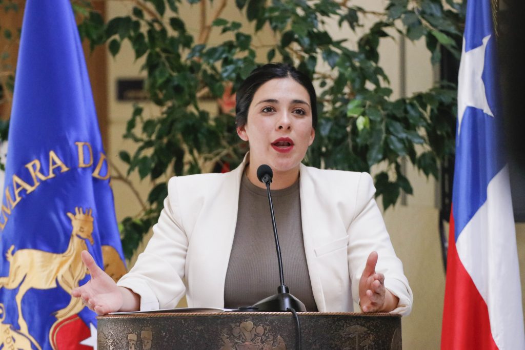 Karol Cariola recibe respaldo del PC tras polémica por gestiones en multas de tránsito