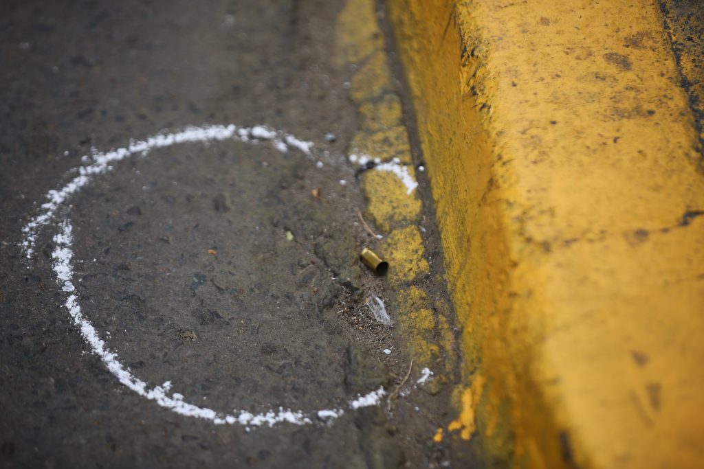 Violenta balacera en Estación Central: Un fallecido y tres mujeres heridas en evento clandestino