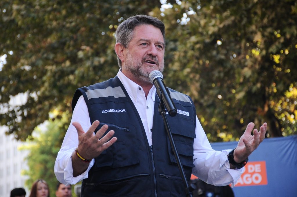 Claudio Orrego niega uso de fondos públicos en campañas tras informe de Contraloría