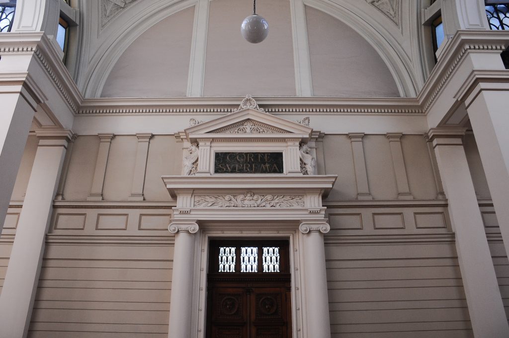 Suprema confirma ilegalidad de intervención telefónica a Josefina Huneeus en fallo dividido