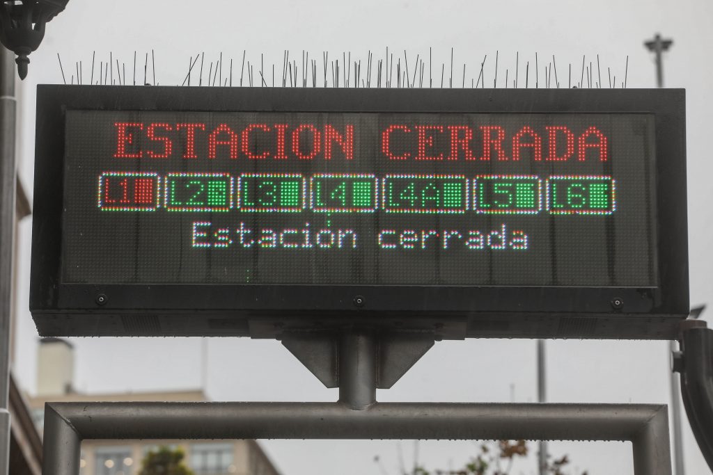 Metro de Santiago: Cuatro estaciones cerradas en Línea 1 por 