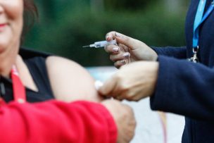 Minsal refuerza llamado a vacunarse previo a fin de semana largo y vacaciones de invierno