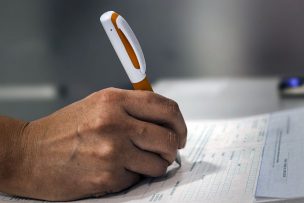 Cadem: 92% cree que funcionarios que viajaron con licencia médica deben devolver el dinero