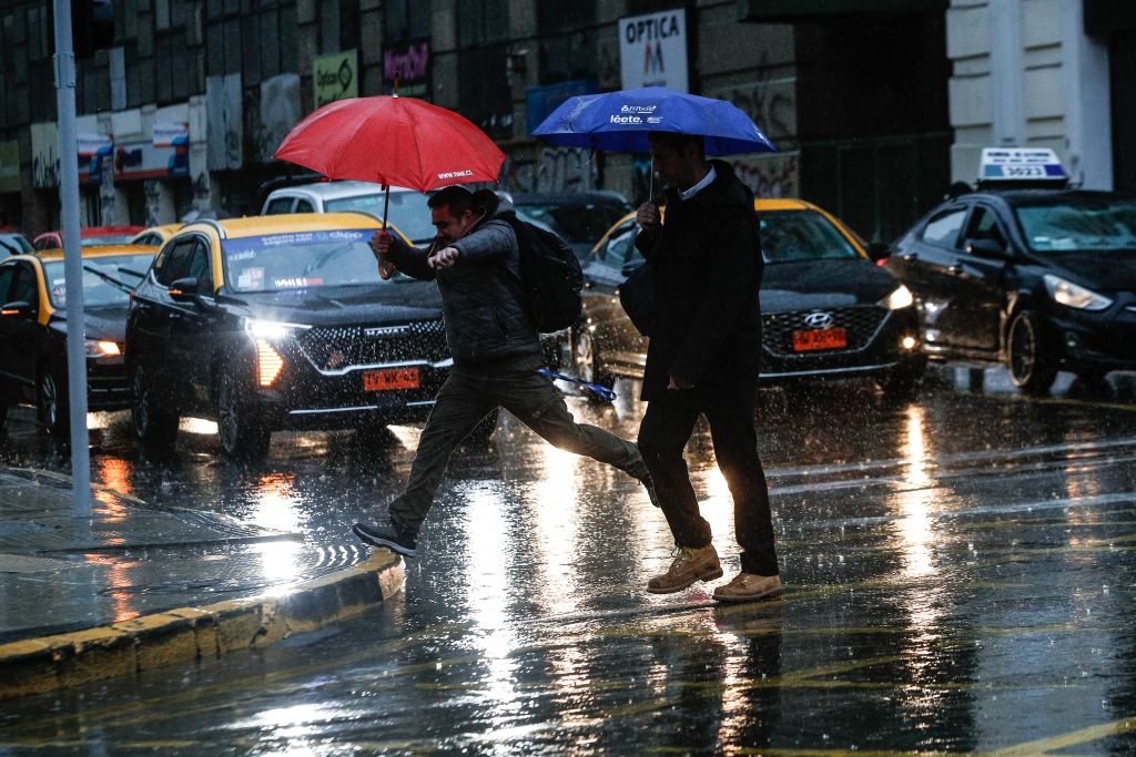 Anuncian semana lluviosa: sistema frontal con río atmosférico afectará a la zona centro-sur del país