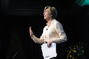 Evelyn Matthei y política exterior: “El canciller debiera ser un poco más estricto con su propio Presidente”
