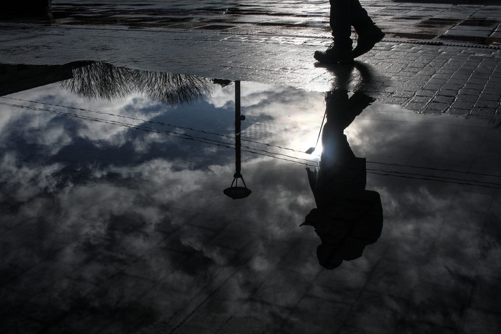 Sistema frontal amenaza con intensas lluvias en la RM entre esta noche y la madrugada del lunes