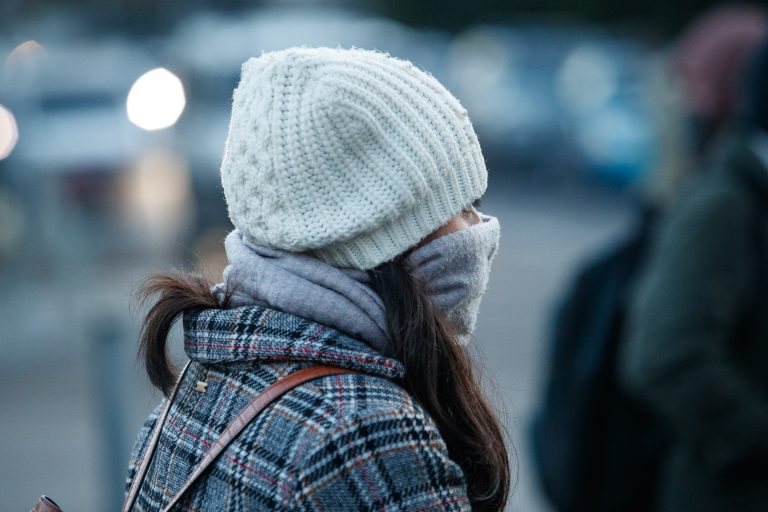 “Más vale prevenir que tiritar”: lanzan campaña por frío extremo y alertan riesgos laborales en invierno