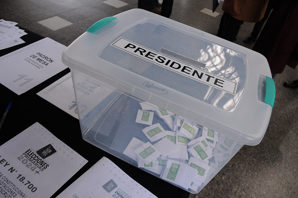 Primarias 2025: Servel llama a revisar la mesa y local de votación