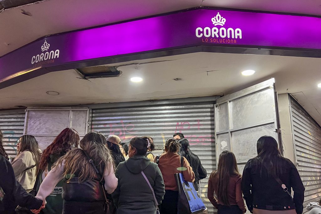 Corona no abrirá sus puertas este sábado tras masivo remate de productos