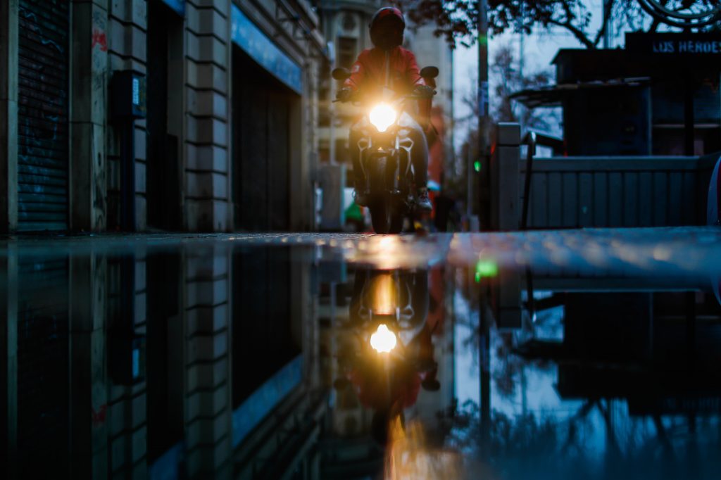 Recomendaciones para manejar en moto en días de lluvia