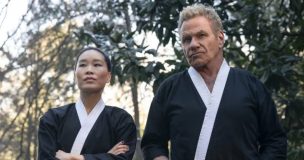 Actor de Cobra Kai es sacado de evento por morder a colega en pleno Summer Con