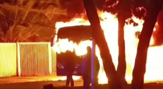 Violento ataque en Conchalí: Encapuchados quemaron bus del sistema RED