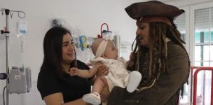Johnny Depp visitó a niños hospitalizados en Madrid vestido como Jack Sparrow