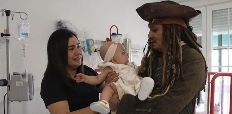 Johnny Depp visitó a niños hospitalizados en Madrid vestido como Jack Sparrow