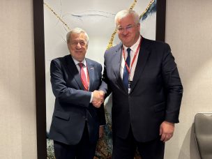 Canciller van Klaveren reafirma apoyo de Chile a Ucrania durante reunión en Praga