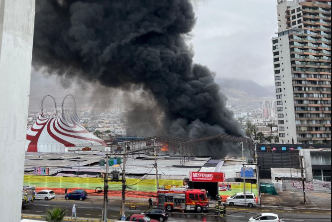 Incendio afecta a feria de emprendedores en centro de Iquique