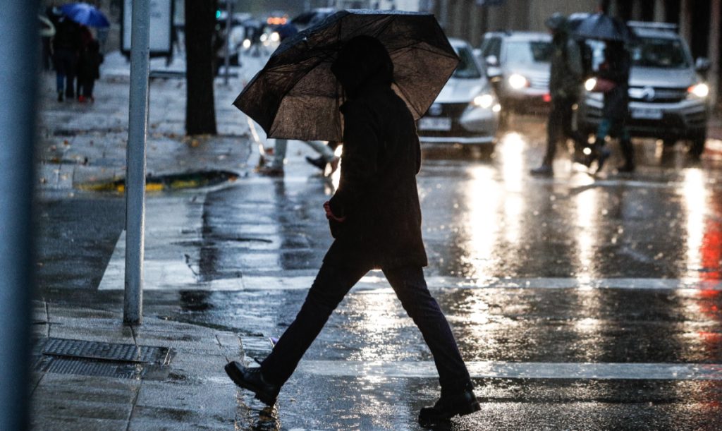 Regresa la lluvia: sistema frontal impactará la RM y tres regiones desde este fin de semana