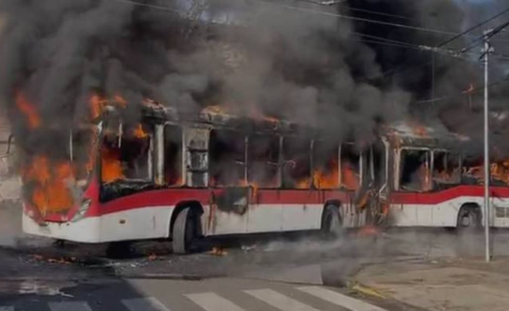 Encapuchados incendian bus RED cerca del INBA: vehículo quedó completamente destruido