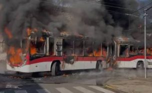 Encapuchados incendian bus RED cerca del INBA: vehículo quedó completamente destruido