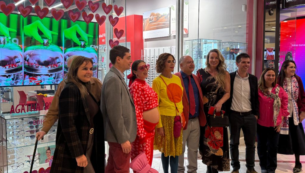 Entre fans y compradores: Agatha Ruiz de la Prada exhibió edición limitada de sus icónicos lentes de corazón en Parque Arauco