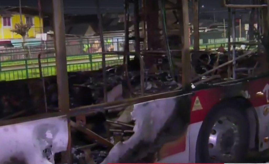 Incendian bus RED en Pedro Aguirre Cerda: lanzan panfletos alusivos a causa anarquista