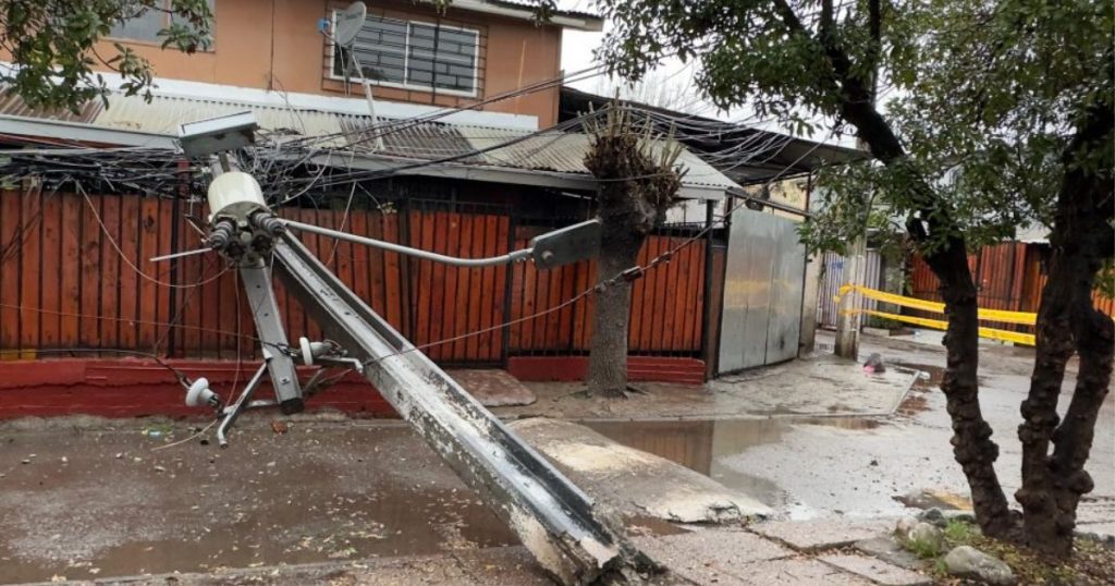Mujer se electrocuta tras caída de poste en su casa de La Florida