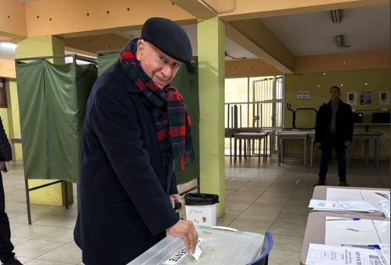 Ex presidente Ricardo Lagos votó en Elecciones Primarias 2025